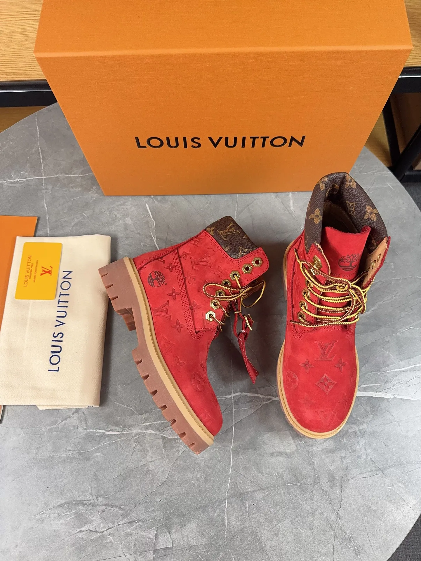 Couple model 💰700 ❤️Top version: Couple model LV x Timberland Timberland joint model Presbyopia Embossed Rhubarb boots Ankle boots Short boots LV x Timberland ankle boots are made of Monogram embossed waterproof nubuck cow leather, relying on the brand's exquisite craftsmanship to carefully reshape the classic Timberland 6-inch boot shape in Italy, and make an eye-catching appearance in 2024 created by Pharrell Williams with American workwear style Autumn and winter menswear show. Monogram embossed tongue, original Timberland laces and outsole are exquisite details, and the leather label expresses the cooperation logo. Exquisite packaging at the delivery counter🛍📦 ▪️Material: Original customized imported first-layer cowhide ▪️Inner lining: Original customized leather lining/mesh lining ▪️Outsole: Original molded anti-slip rubber material ▪️Sole thickness: 3.5CM ▪️Size: Women's 35-40 Men's 39-46